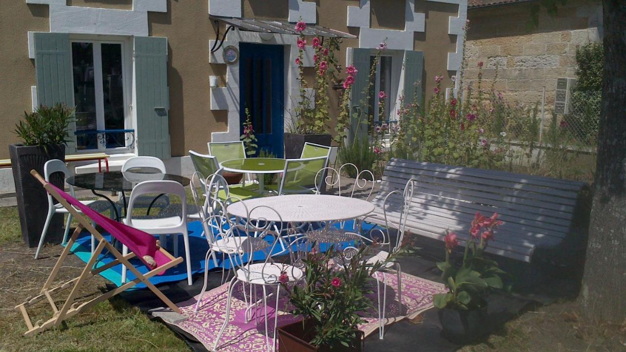 Grande maison charentaise avec vue sur le chenal superbes couchés de soleil sur l estuaire de la gironde! Mortagne-sur-Gironde Exterior foto