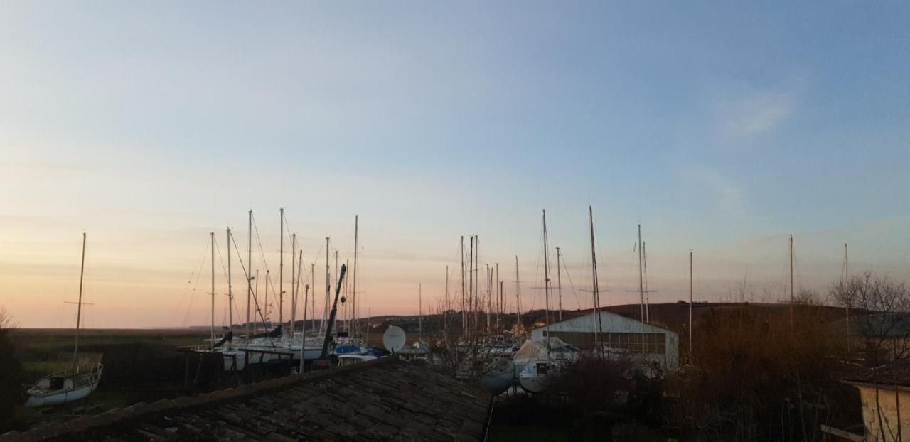 Grande maison charentaise avec vue sur le chenal superbes couchés de soleil sur l estuaire de la gironde! Mortagne-sur-Gironde Exterior foto